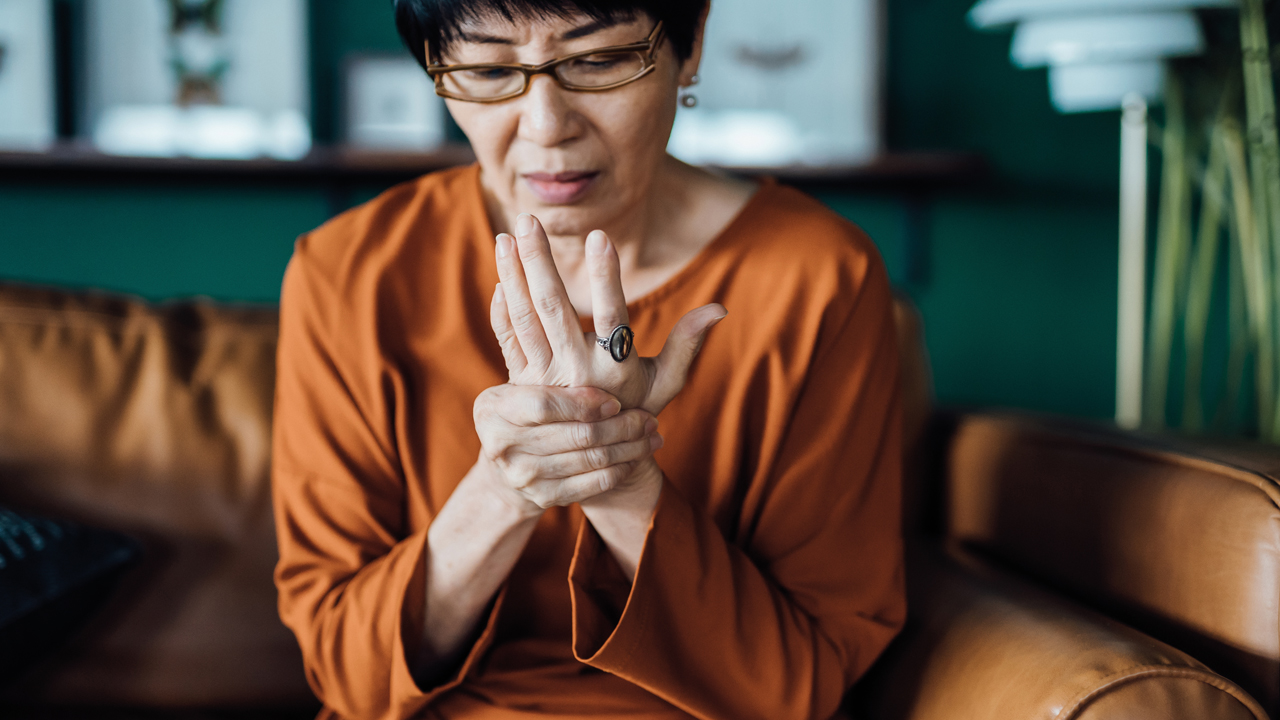 woman-arthritis-hand